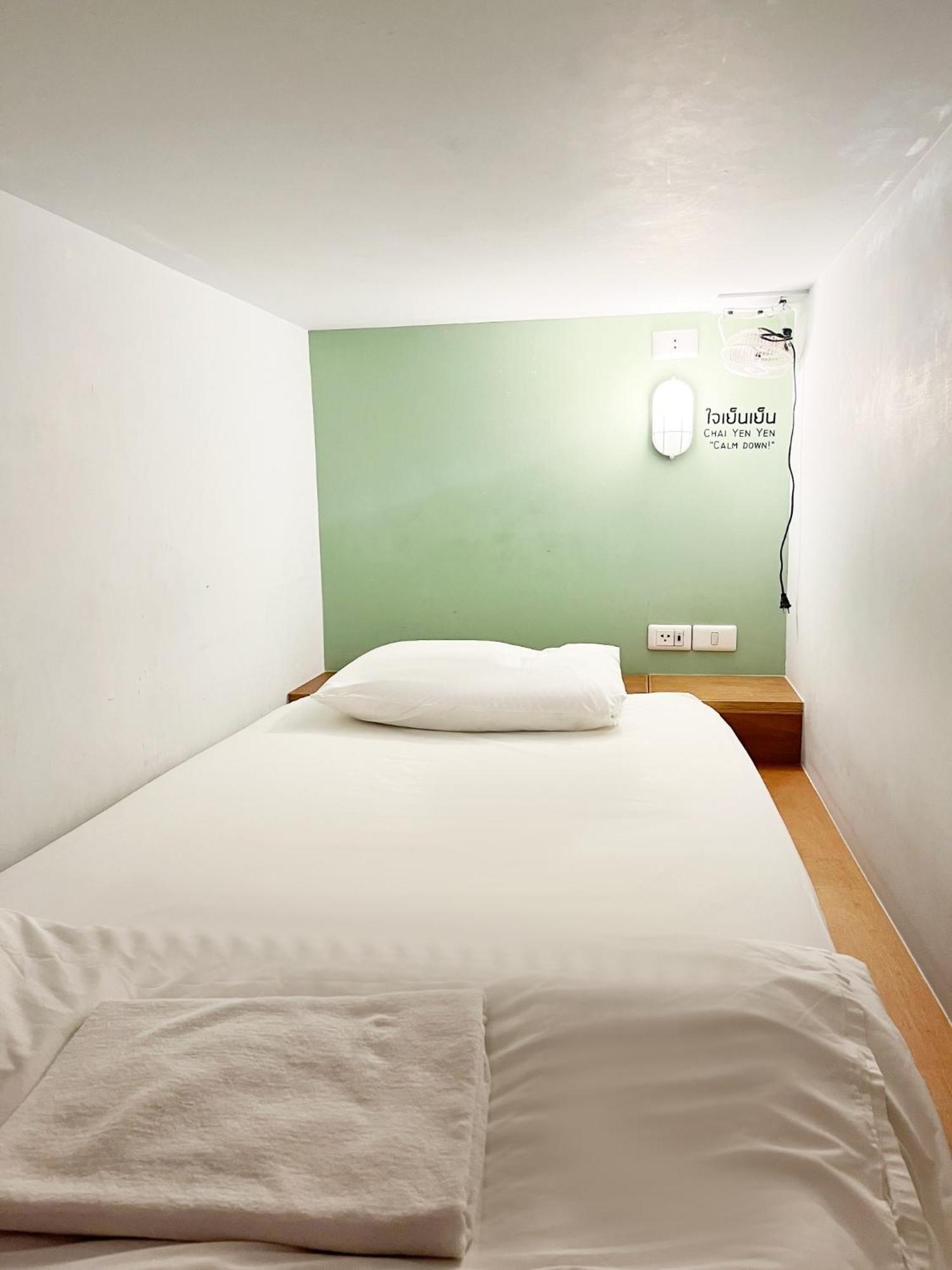 Barn & Bed Hostel Bangkok Exteriör bild