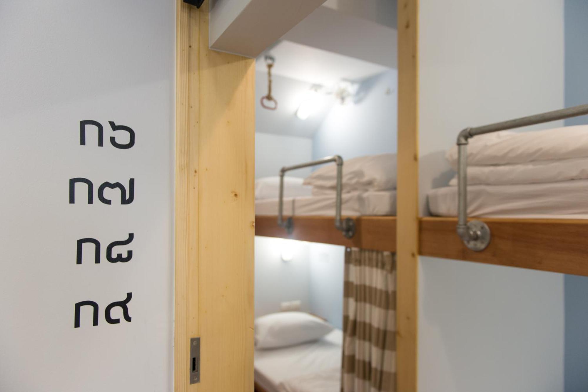 Barn & Bed Hostel Bangkok Exteriör bild