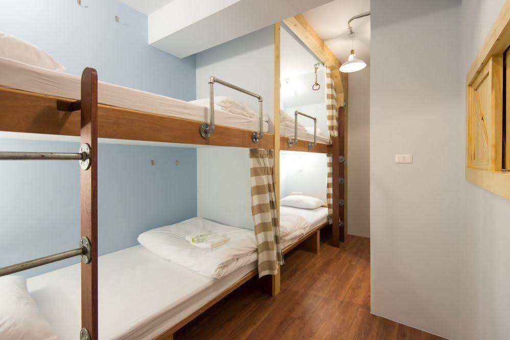 Barn & Bed Hostel Bangkok Exteriör bild