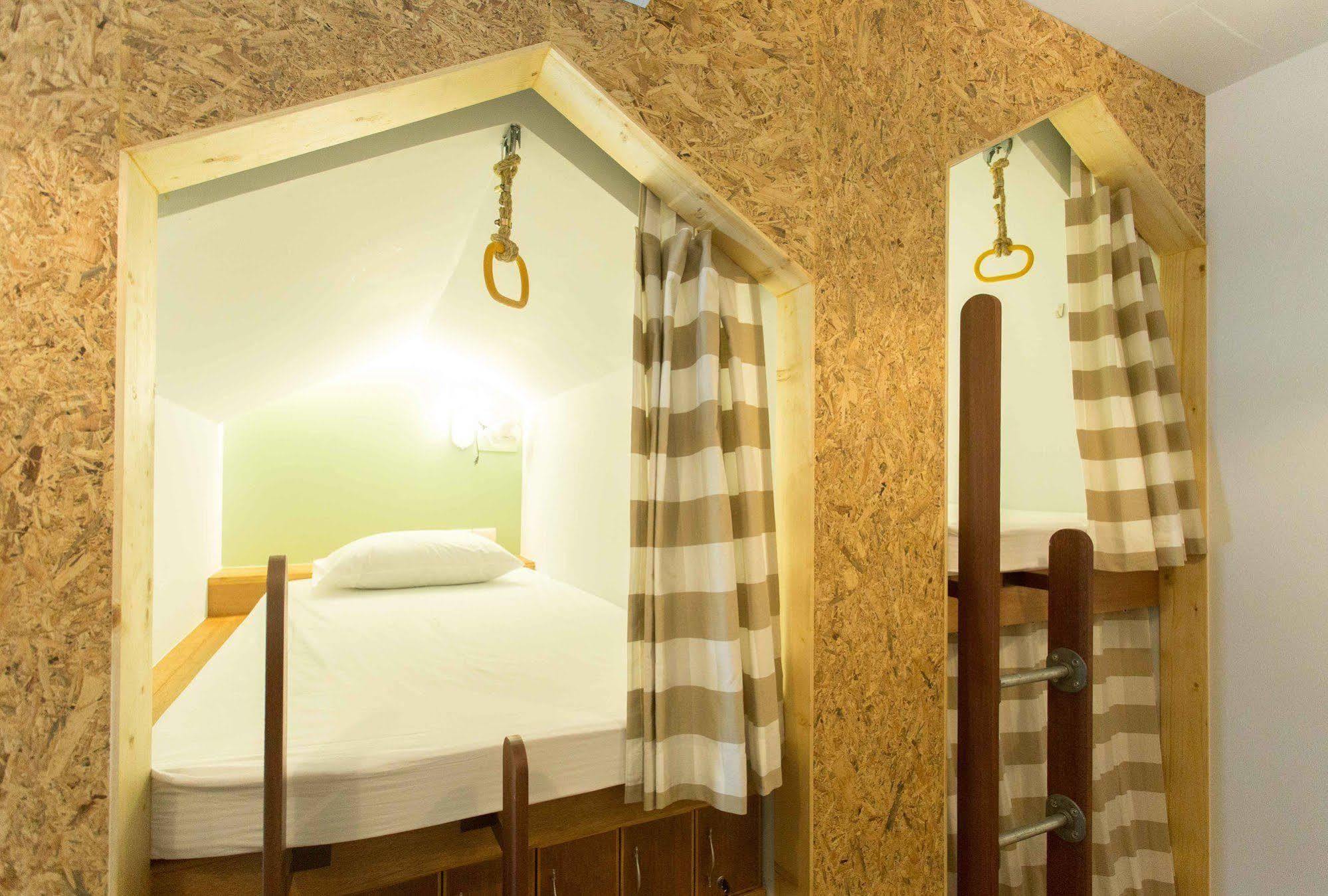 Barn & Bed Hostel Bangkok Exteriör bild