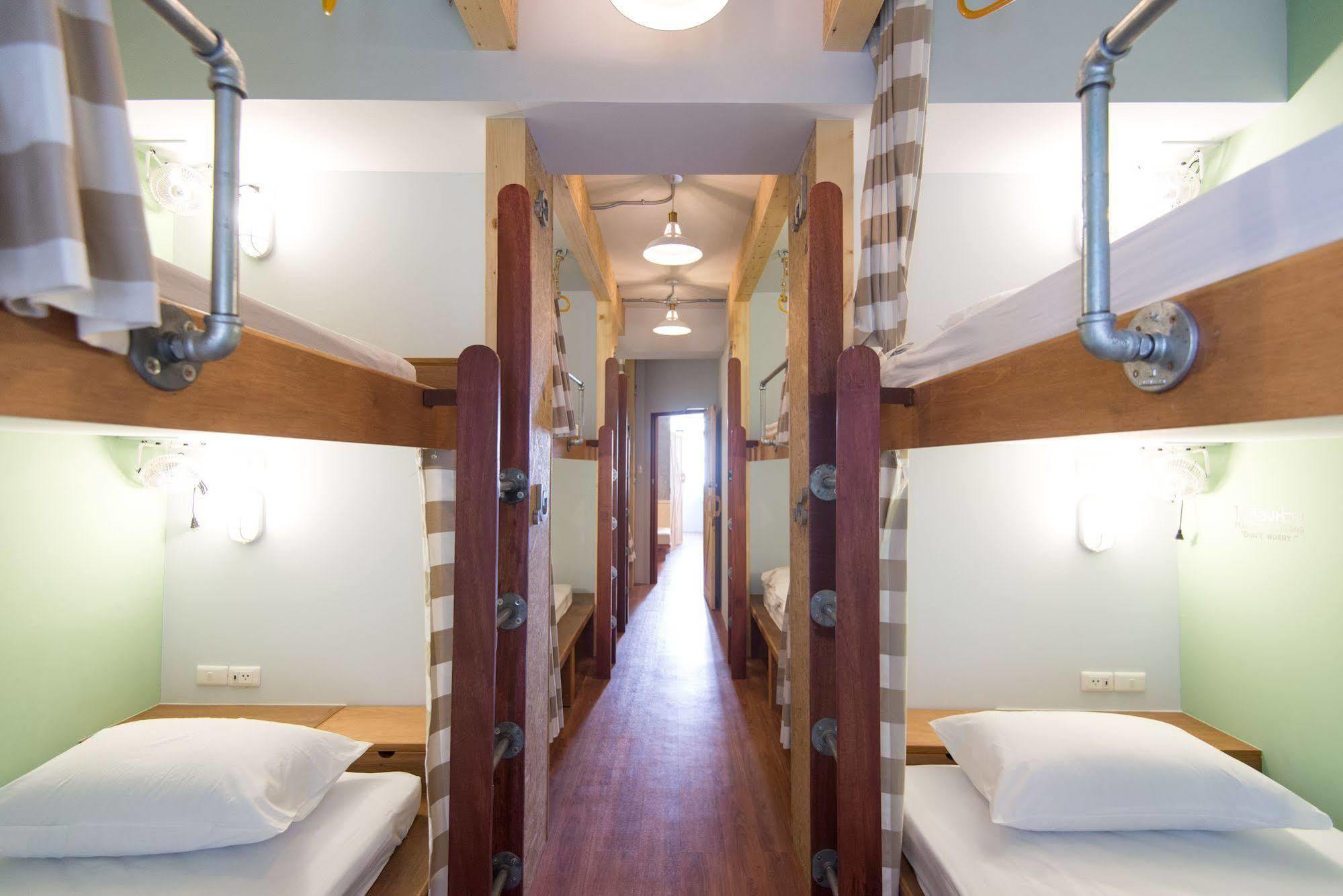 Barn & Bed Hostel Bangkok Exteriör bild